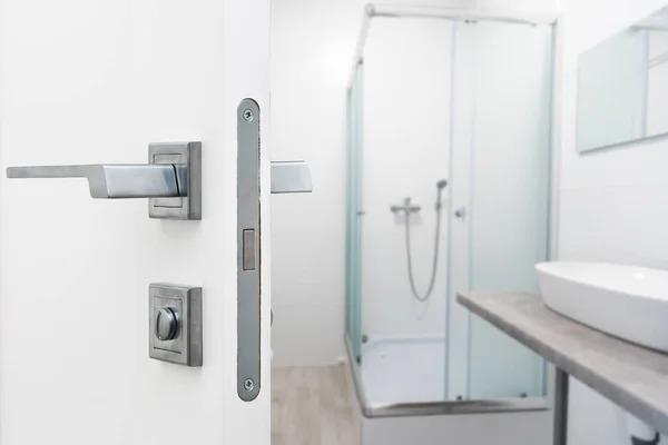 White Doors Opened Bathroom — Stock Photo, Image