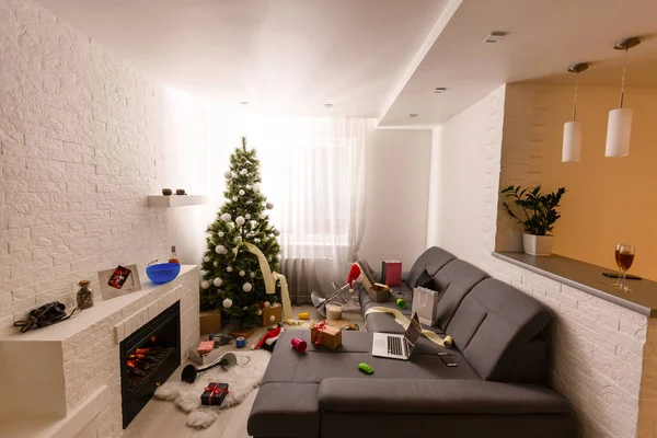 Salon désordonné intérieur avec arbre de Noël. Chaos après la fête — Photo