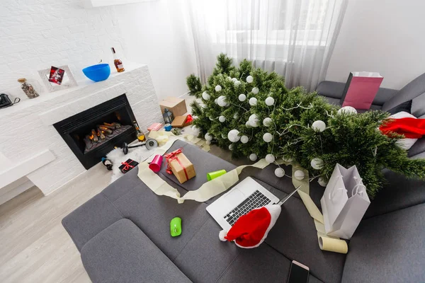 Yeni yıl partisinden sonra oda.