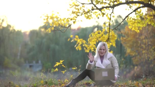 Nette Frau Mit Laptop Herbstpark Schöne Naturszene Mit Buntem Laubhintergrund — Stockvideo