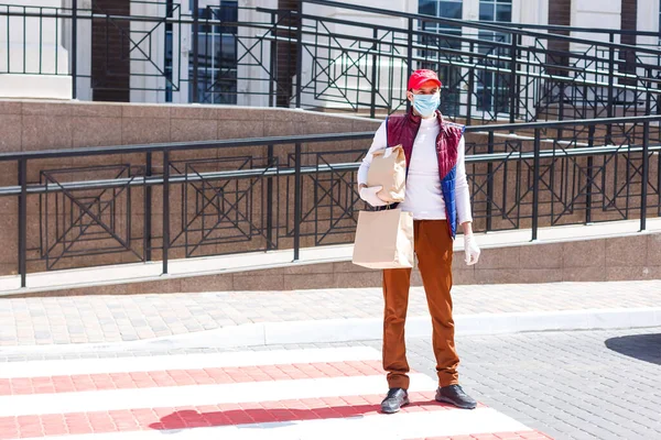 Man Met Gezichtsmasker Levert Voedsel Boodschappen Tijdens Virusepidemie — Stockfoto