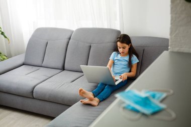 Dijital Laptop kullanan küçük kız e-öğrenme konsepti. Dizüstü bilgisayar kullanan küçük kız çocukları, online e-öğrenme sisteminde çalışıyorlar..