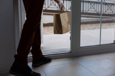 Covid-19 'daki karantina sırasında yapılan yemek teslimatı. Eve bir notla birlikte yemek getirildi.