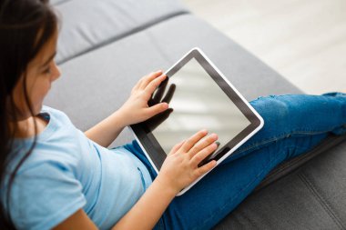 eğitim, teknoloji ve internet konsepti - tabletle oynayan güzel kız öğrenci
