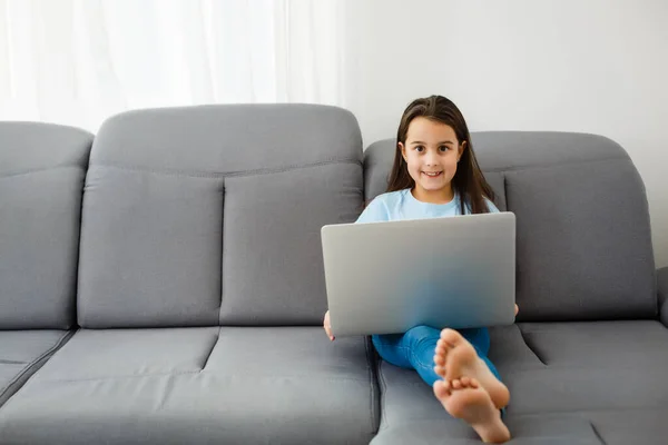 Schattig Klein Meisje Met Laptop Thuis Onderwijs Online Studie Thuis — Stockfoto