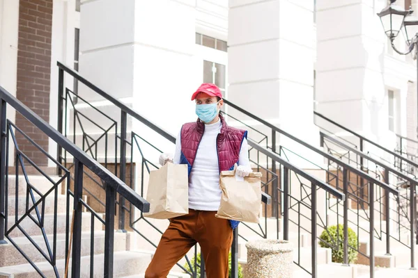 Man Met Gezichtsmasker Levert Voedsel Boodschappen Tijdens Virusepidemie — Stockfoto