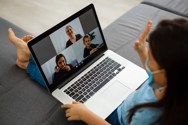 Tiro de cabeça perto retrato de aluno pequeno feliz aprendendo em casa. Sorrindo menina criança gostando de fazer aulas na sala de estar. Menina inteligente estudante olhando para a câmera, estudando remotamente online. — Fotografia de Stock