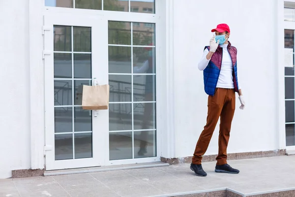 Evin Arka Kapısında Beyaz Bir Yemek Poşeti Taşıyan Bir Teslimatçı — Stok fotoğraf