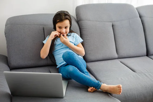 Klein Meisje Studeren Met Computer — Stockfoto