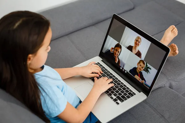 Menina bonito usando laptop em casa. Educação, estudo on-line, estudo em casa, educação a distância, conceito de estilo de vida de crianças colegiais — Fotografia de Stock