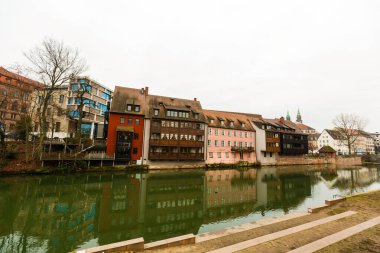 Nuremberg 'deki tarihi binanın yansıması
