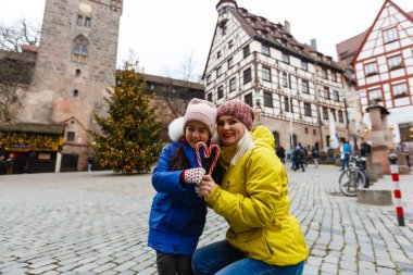 Dükkanda Noel süsleme ağacı, Avrupa 'da kış sokağı pazarı