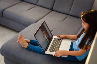 Uzaklık öğrenme çevrimiçi eğitim web sayfası