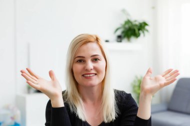Mutlu bir kadın ailesiyle canlı yayında sohbet ediyor ya da sadece biriyle çıkıyor.