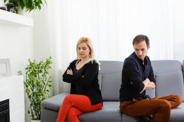 Terapi sırasında ilişki sorunları yaşayan genç bir çift..