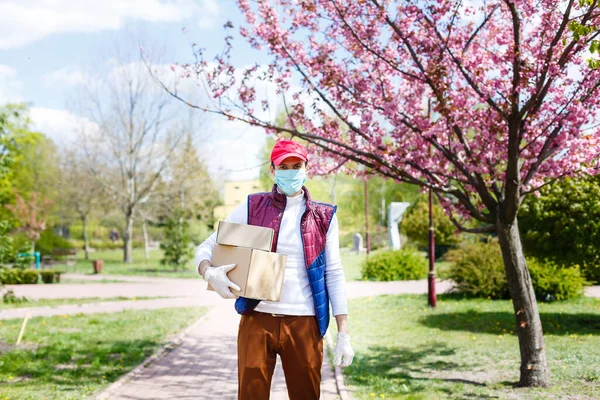 Homem Com Máscara Facial Está Entregando Alimentos Mantimentos Durante Epidemia — Fotografia de Stock