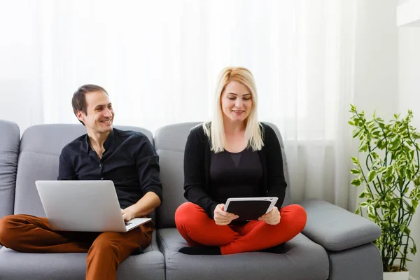 Jovem Casal Relaxante Sofá Com Tablet Digital Laptop — Fotografia de Stock