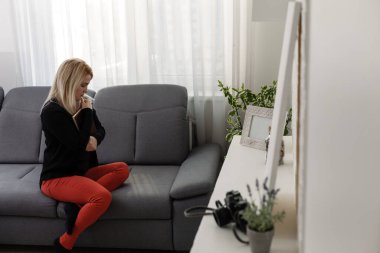 Kız dua ediyor. Evde dua eden güzel sarı saçlı kadının yan görüntüsü.