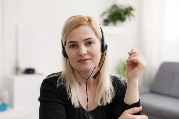 Femme Affaires Souriante Regardant Caméra Webcam Faire Une Conférence Téléphonique — Photo