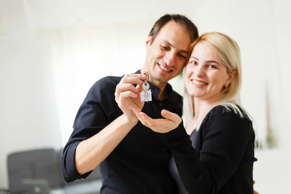 Jeune Couple Souriant Tenant Les Clés Leur Nouvelle Maison — Photo