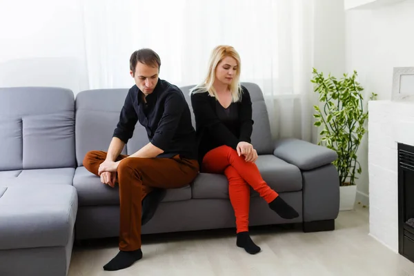 Tråkigt Ungt Par Som Pratar Med Psykolog Psykologmottagningen — Stockfoto