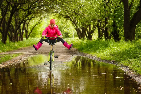 Niña Montar Bicicleta Charco Agua — Foto de Stock