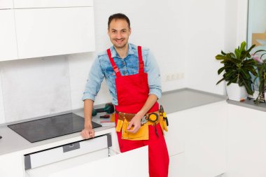 Kurulumdaki Genç Adam Endüksiyon Sobası