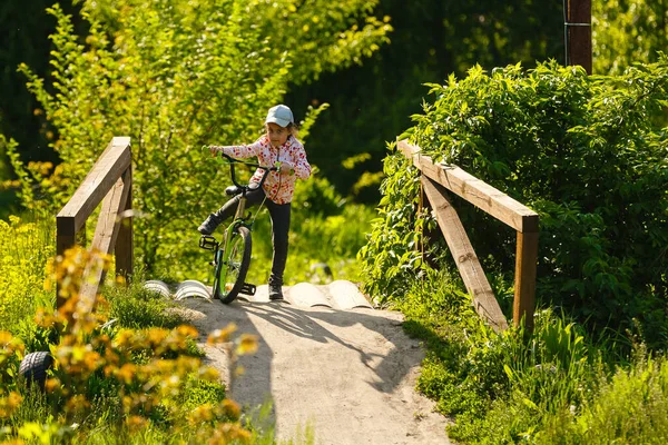 Retrato Una Niña Bicicleta Parque Verano Aire Libre — Foto de Stock