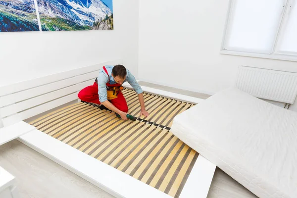 Manos Hombre Trabajando Con Una Llave Hexagonal Montaje Muebles Tablón — Foto de Stock