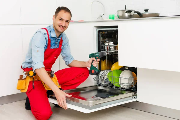 Technicien Masculin Assis Près Lave Vaisselle Dans Cuisine — Photo