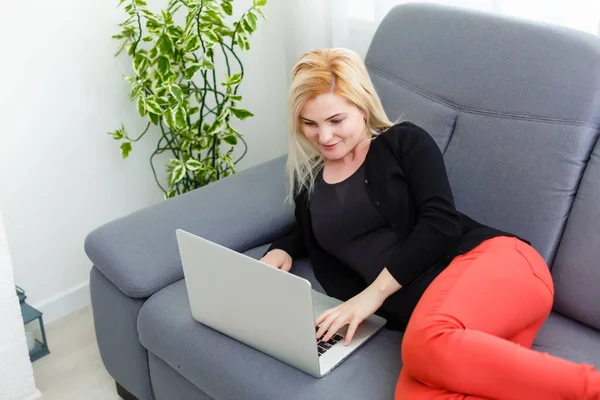 Mulher Negócios Sorrindo Olhando Para Câmera Webcam Fazer Conferência Chamada — Fotografia de Stock