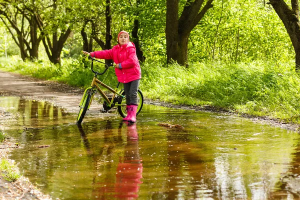 Niña Montar Bicicleta Charco Agua — Foto de Stock