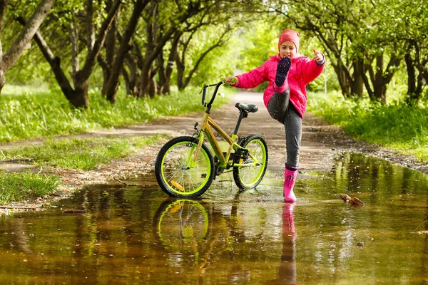 Menina Equitação Bicicleta Água Poça — Fotografia de Stock