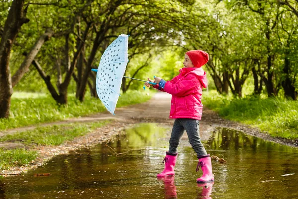 Niña Feliz Con Paraguas Botas Goma Charco Paseo Otoño — Foto de Stock