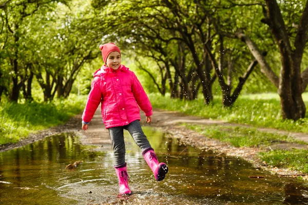 Niña Montar Bicicleta Charco Agua — Foto de Stock