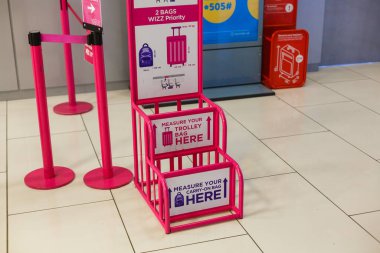 KIEV, UKRAINE - 31 Aralık 2019: WizzAir metalik bagaj boyutunu taşı