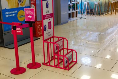 KIEV, UKRAINE - 31 Aralık 2019: WizzAir metalik bagaj boyutunu taşı