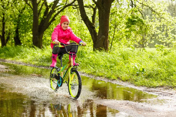 Niña Montar Bicicleta Charco Agua — Foto de Stock