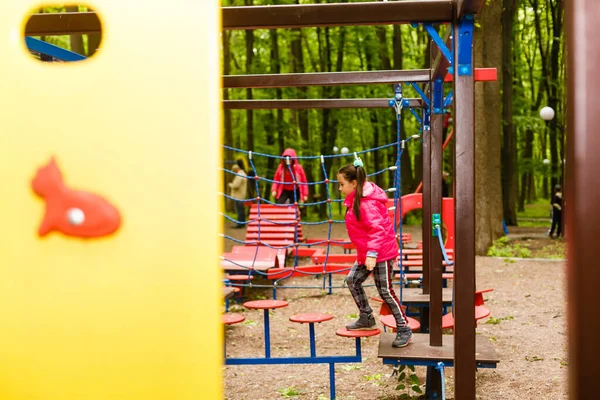 Schattig Klein Meisje Genieten Van Haar Tijd Klimmen Avonturenpark — Stockfoto