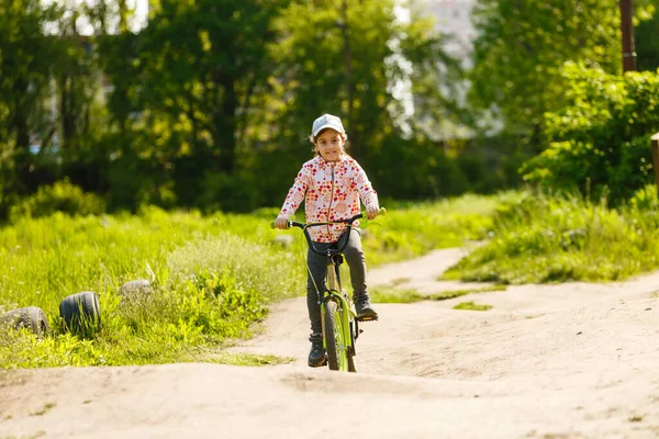 Menina Feliz Com Sua Bicicleta — Fotografia de Stock
