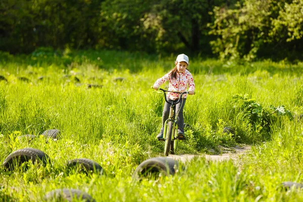 Retrato Una Niña Bicicleta Parque Verano Aire Libre — Foto de Stock