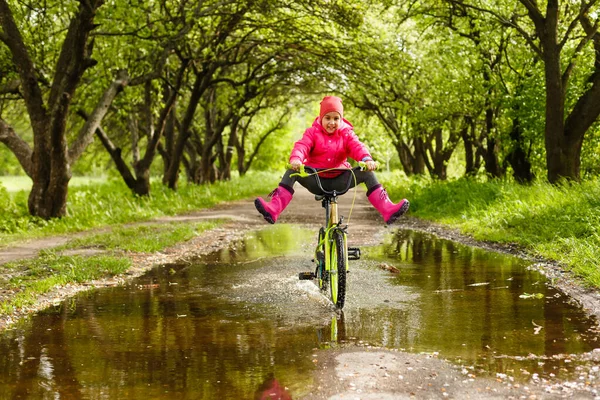 Niña Montar Bicicleta Charco Agua — Foto de Stock