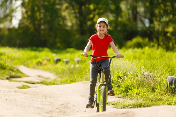 Niña Feliz Con Bicicleta — Foto de Stock