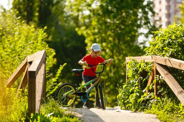 Retrato Una Niña Bicicleta Parque Verano Aire Libre — Foto de Stock