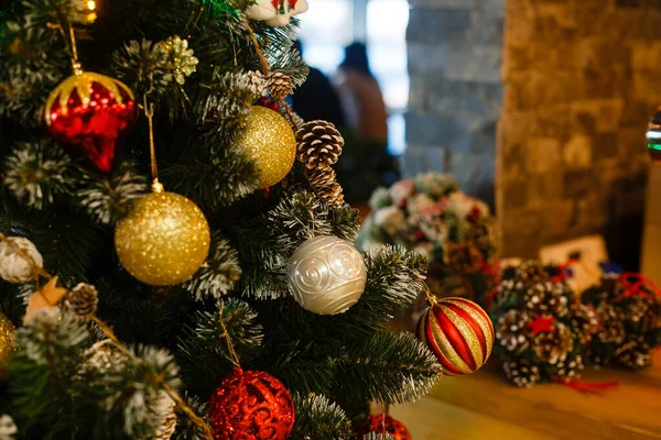 Verschwommenes Abstrakt Von Geschmücktem Weihnachtsbaum Mit Spielzeug Geschenkbox Und Christbaumkugel — Stockfoto