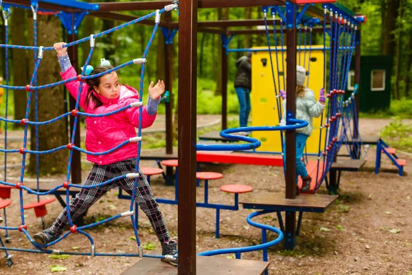 Niña Feliz Parque Cuerdas Fondo Madera — Foto de Stock