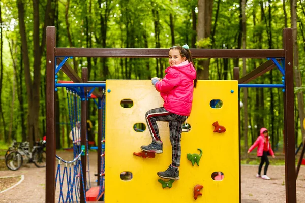 Gelukkig Klein Meisje Een Touw Park Hout Achtergrond — Stockfoto