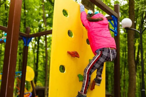 Schattig Klein Meisje Genieten Van Haar Tijd Klimmen Avonturenpark — Stockfoto