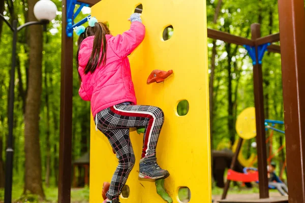 Niña Feliz Parque Cuerdas Fondo Madera — Foto de Stock