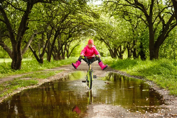 Niña Montar Bicicleta Charco Agua — Foto de Stock